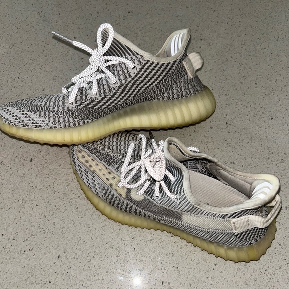 Glow in the dark Yeezy boost - men’s 6 1/2 - Picture 2 of 6